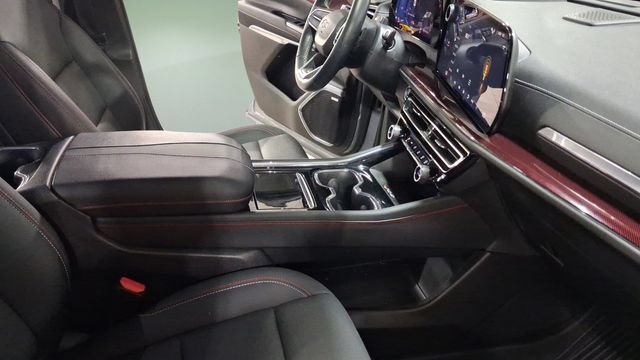 Used 2024 Chevrolet Traverse Z71 w/ Enhanced Driving Package AWD/4WD image 23