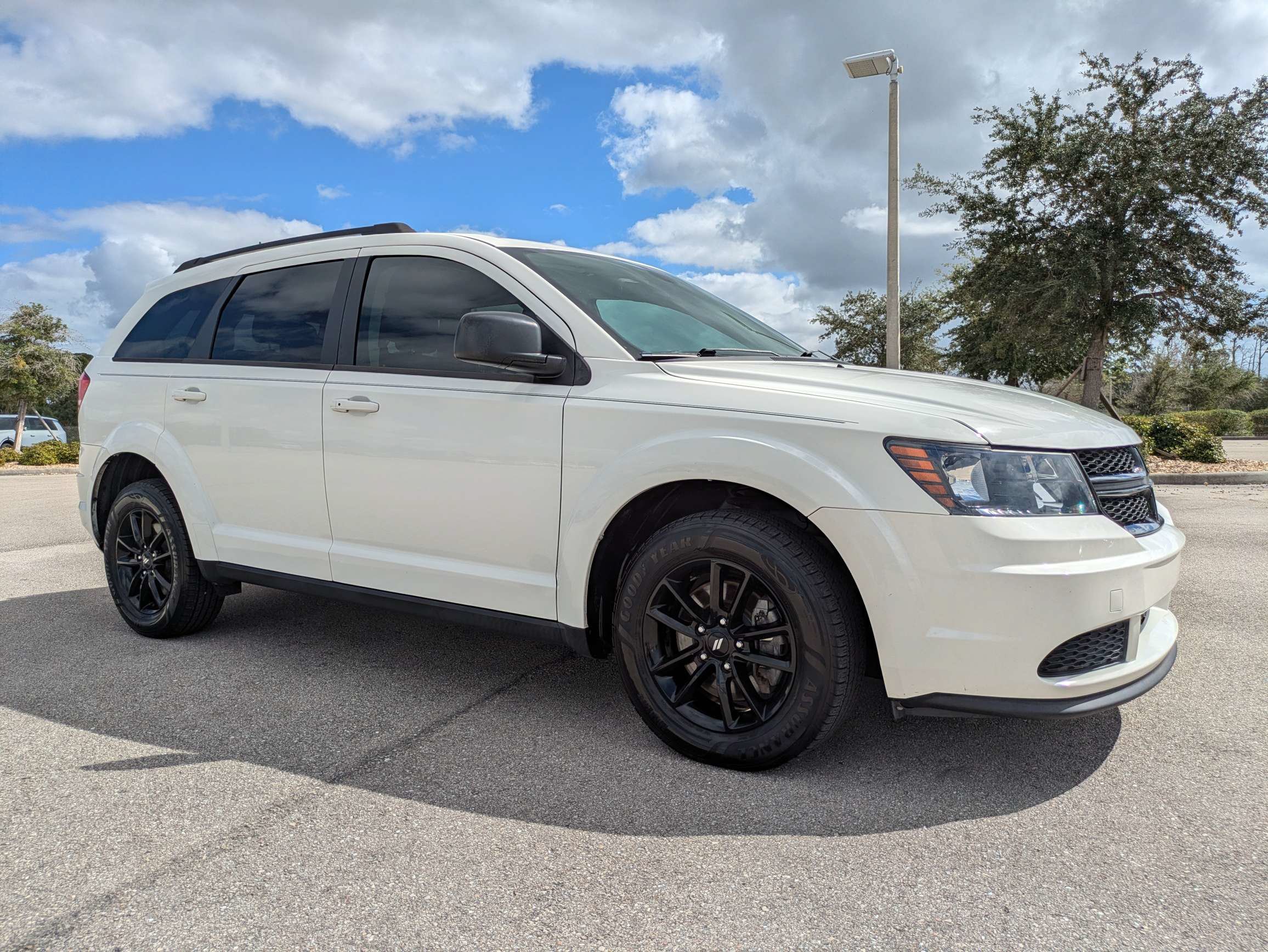 Used 2020 Dodge Journey SE w/ Blacktop Package FWD image 2