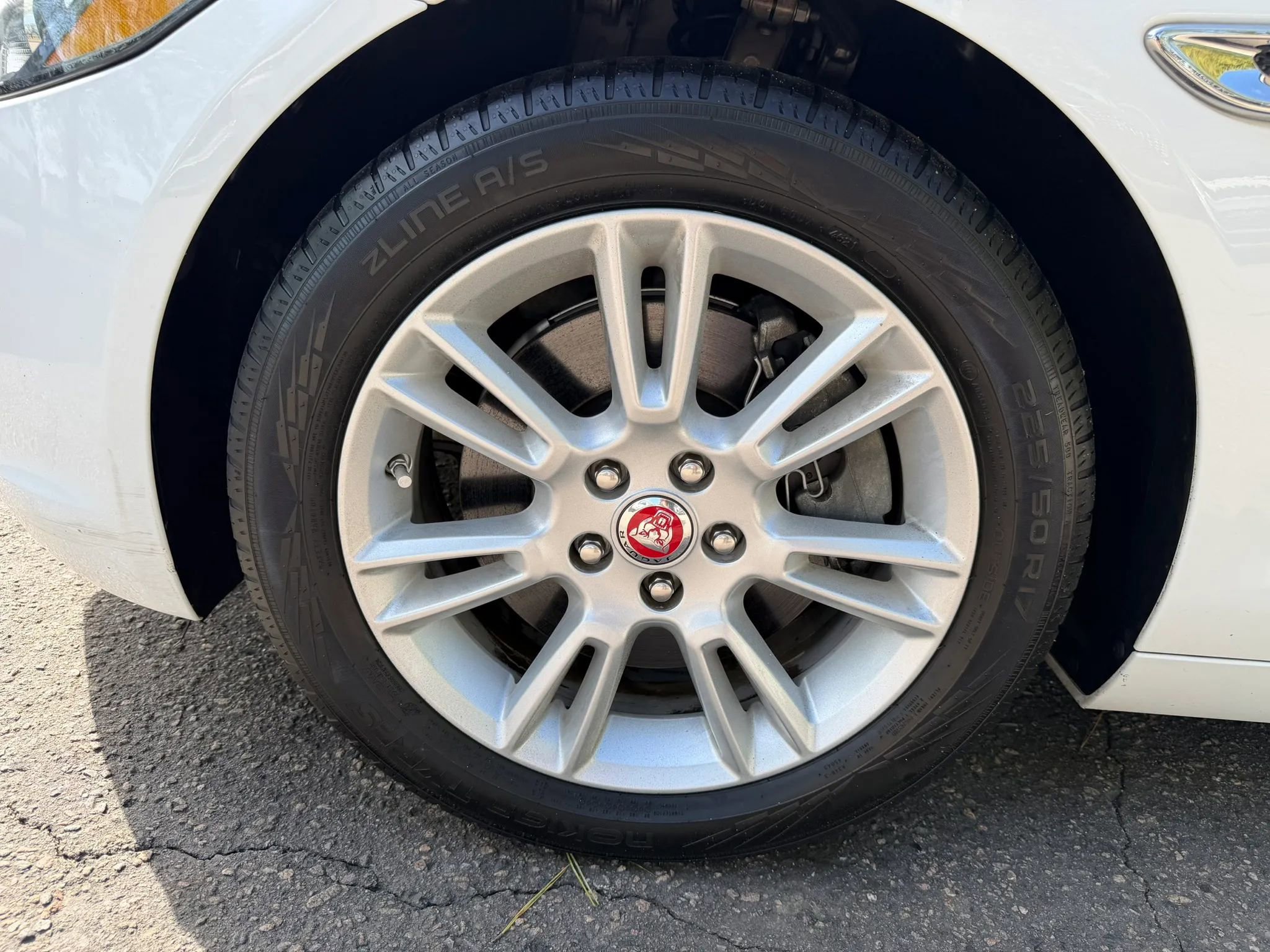 Used 2019 Jaguar XE Premium image 34