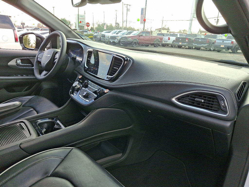 Used 2025 Chrysler Pacifica Limited image 11