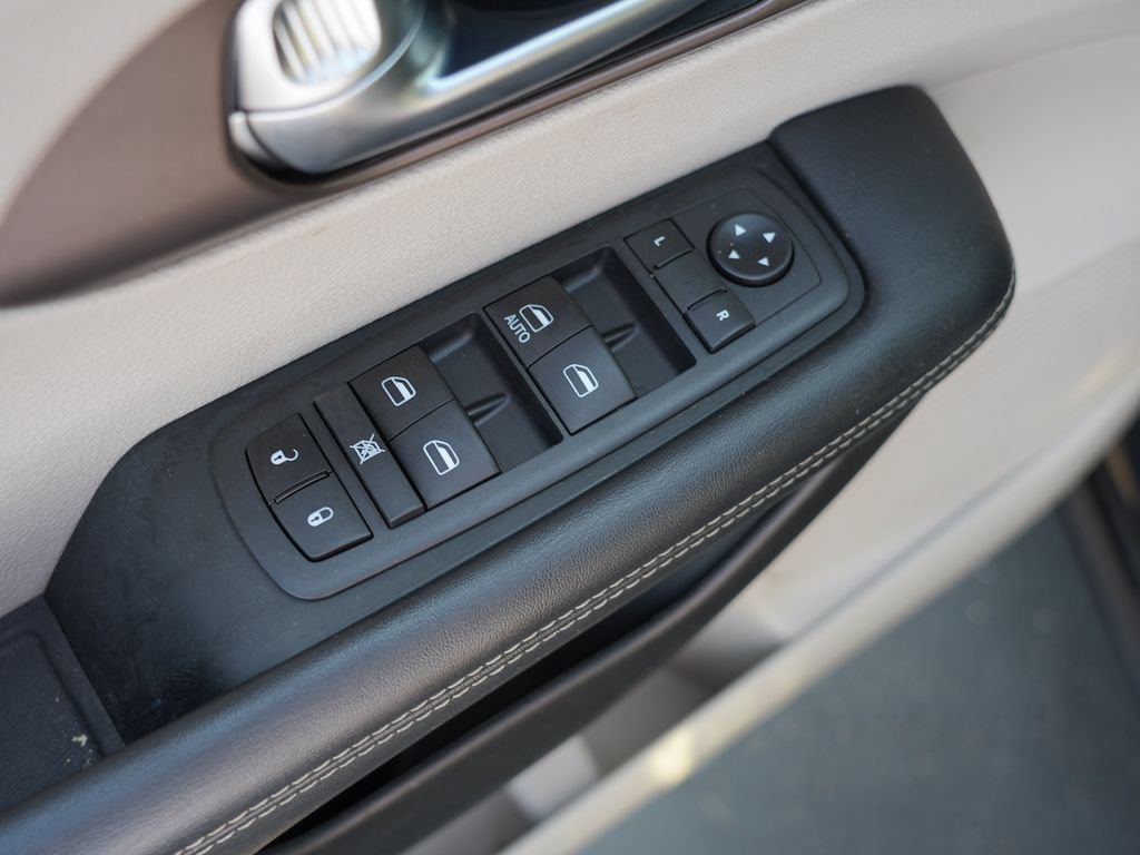 Used 2020 Chrysler Voyager L FWD image 14