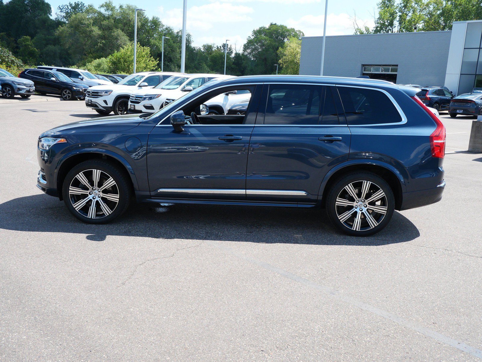 Certified 2025 Volvo XC90 T8 Ultra w/ Protection Package Premier AWD/4WD image 4