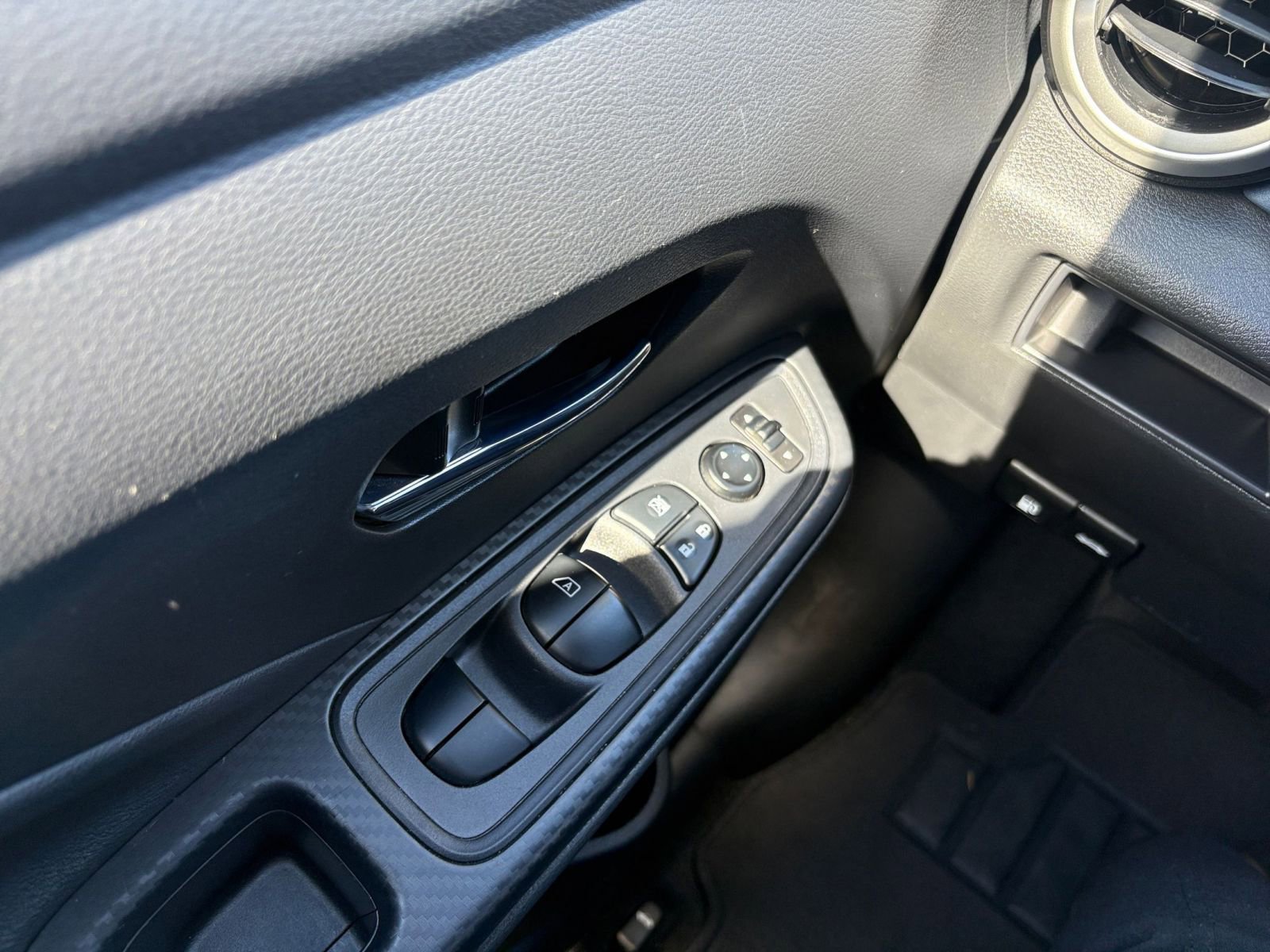 Used 2025 Nissan Versa SV image 18