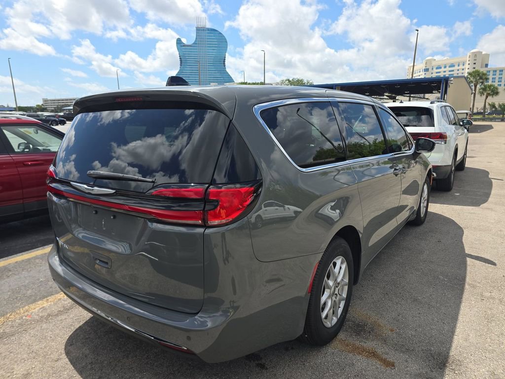 Used 2023 Chrysler Pacifica Touring-L FWD image 4