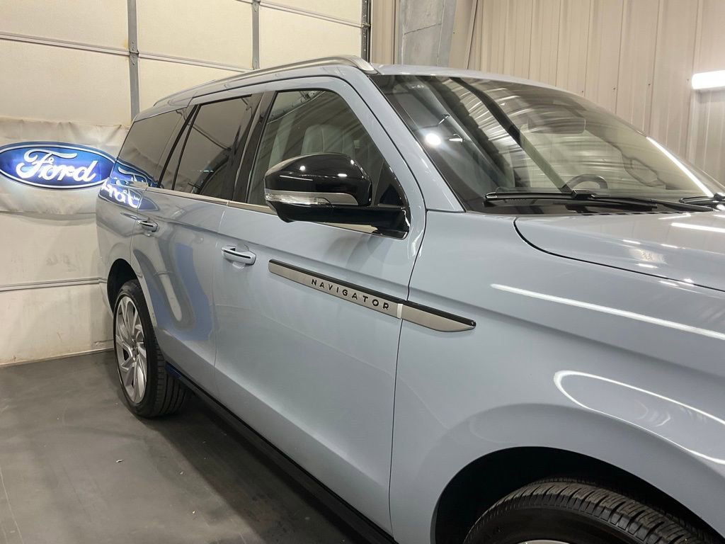 Used 2025 Lincoln Navigator Reserve image 4