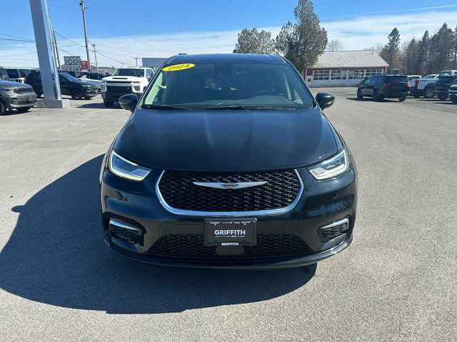 Used 2024 Chrysler Pacifica Touring-L FWD image 8