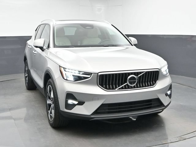 Used 2025 Volvo XC40 B5 Plus AWD/4WD image 2