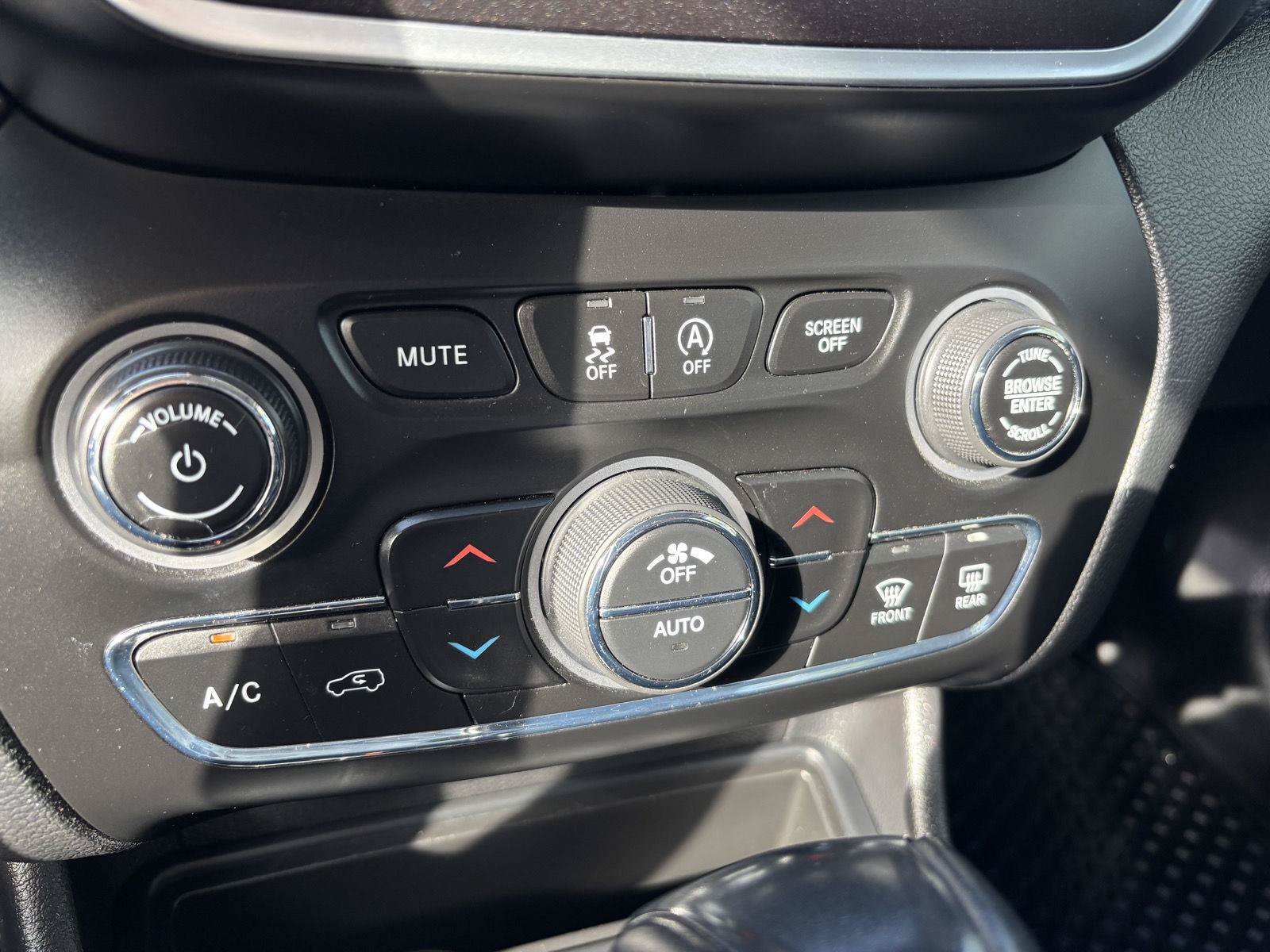 Used 2020 Jeep Cherokee Trailhawk w/ Cold Weather Group AWD/4WD image 24