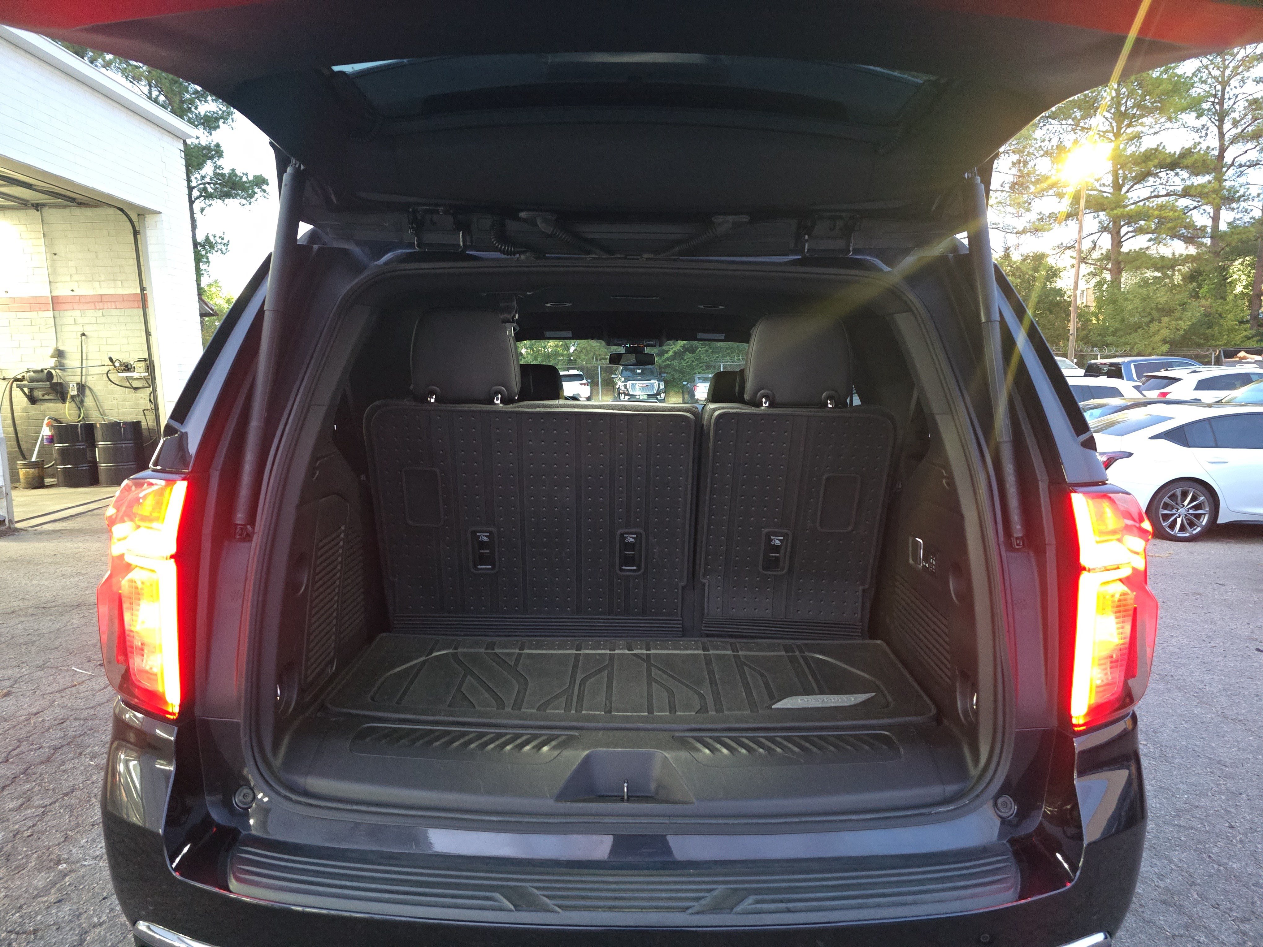 Used 2022 Chevrolet Tahoe LT w/ Luxury Package AWD/4WD image 13