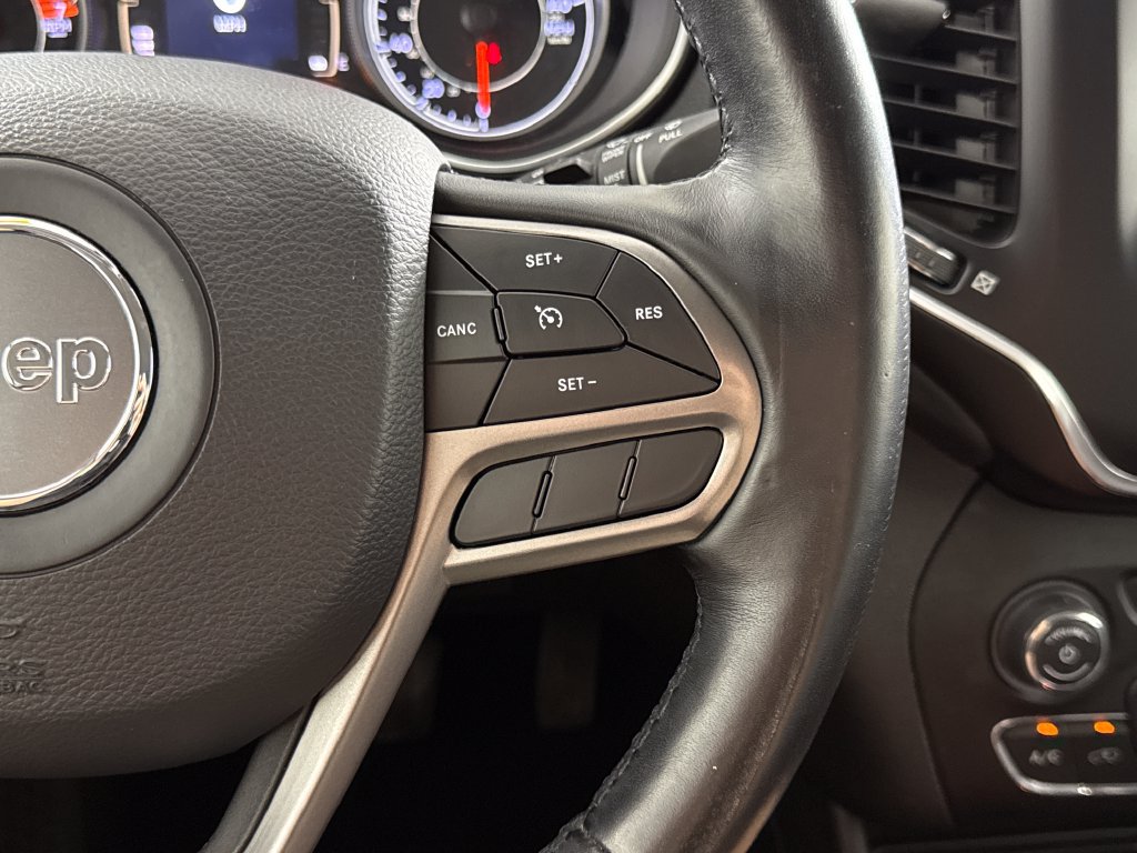 Used 2020 Jeep Cherokee Latitude Plus w/ Cold Weather Group AWD/4WD image 16
