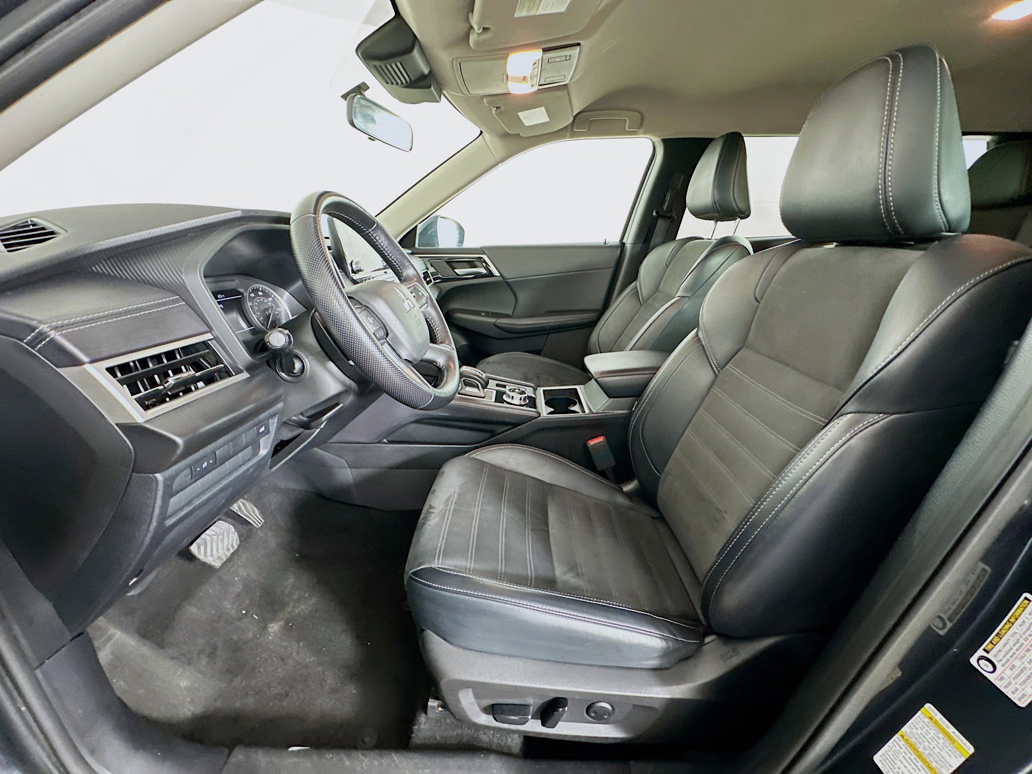 Used 2024 Mitsubishi Outlander SE image 13