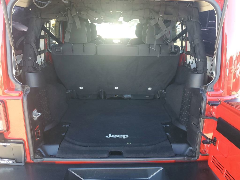 Used 2015 Jeep Wrangler Unlimited Sahara w/ Connectivity Group image 25