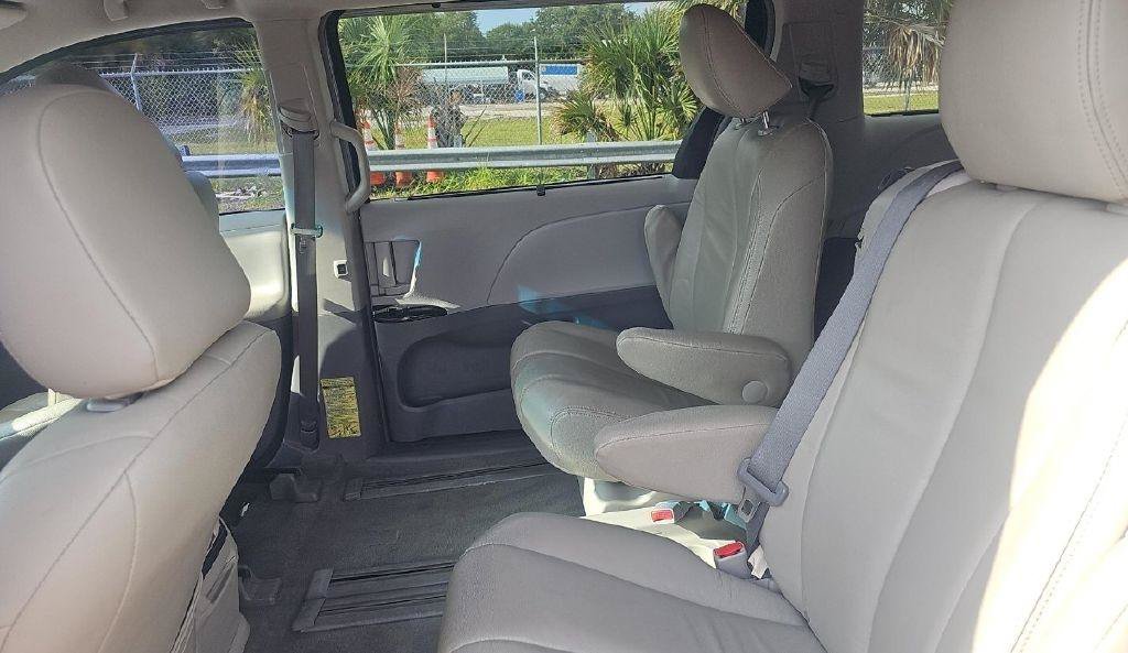 Used 2014 Toyota Sienna LE FWD image 4