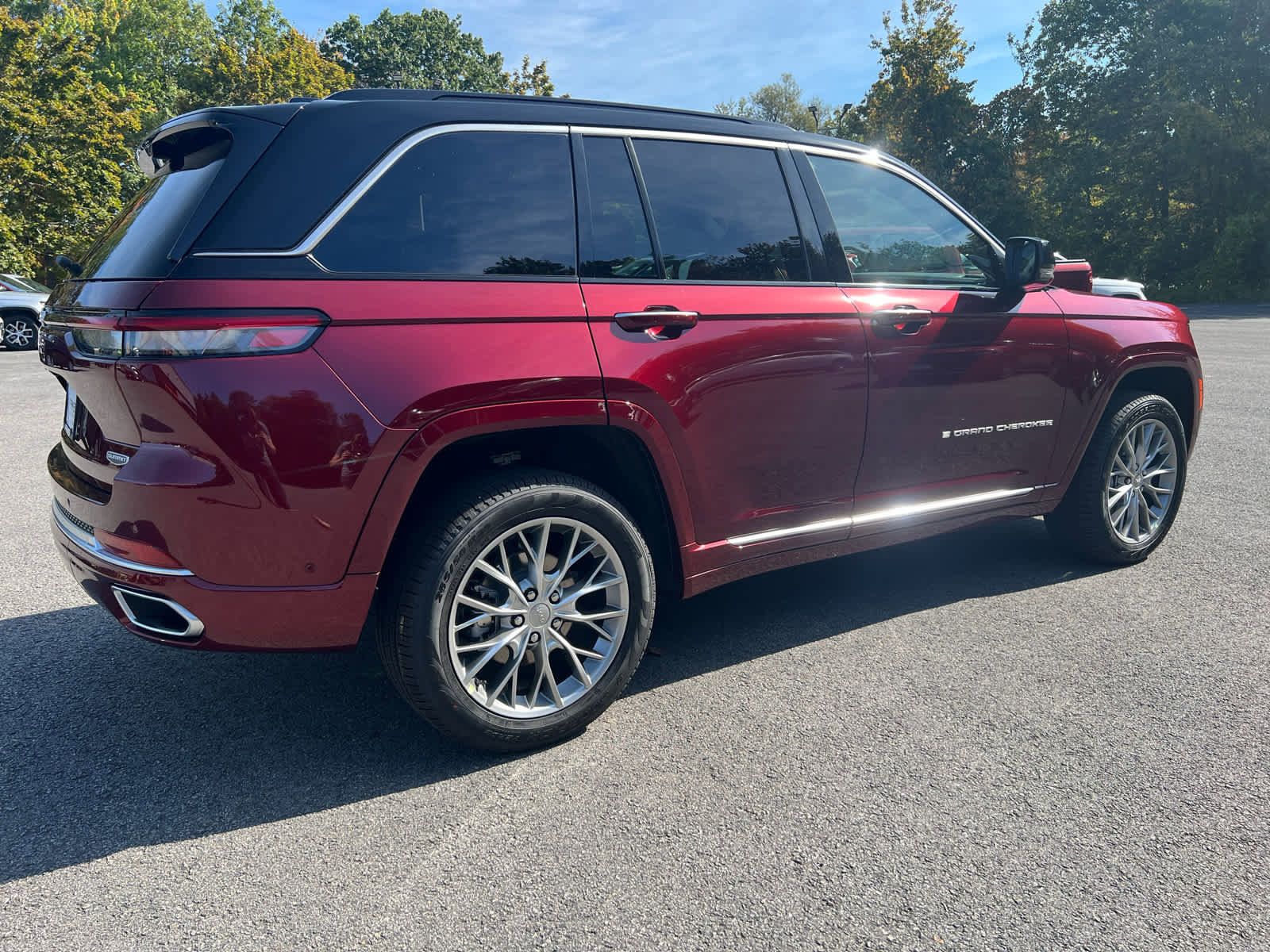 New 2025 Jeep Grand Cherokee Summit image 3