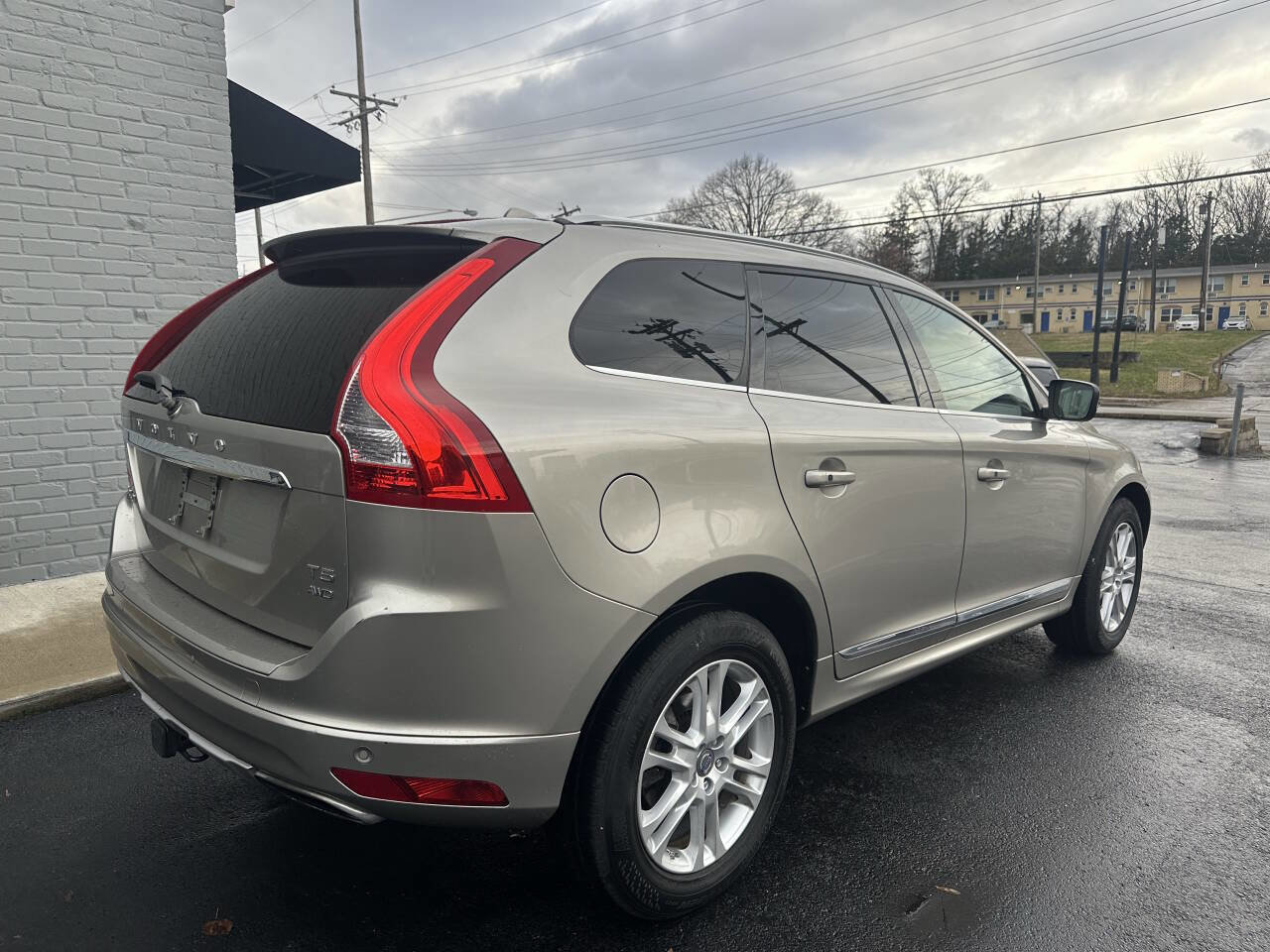 Used 2015 Volvo XC60 T5 Platinum image 2