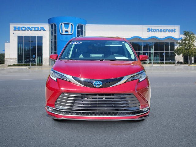 Used 2023 Toyota Sienna Limited FWD image 3