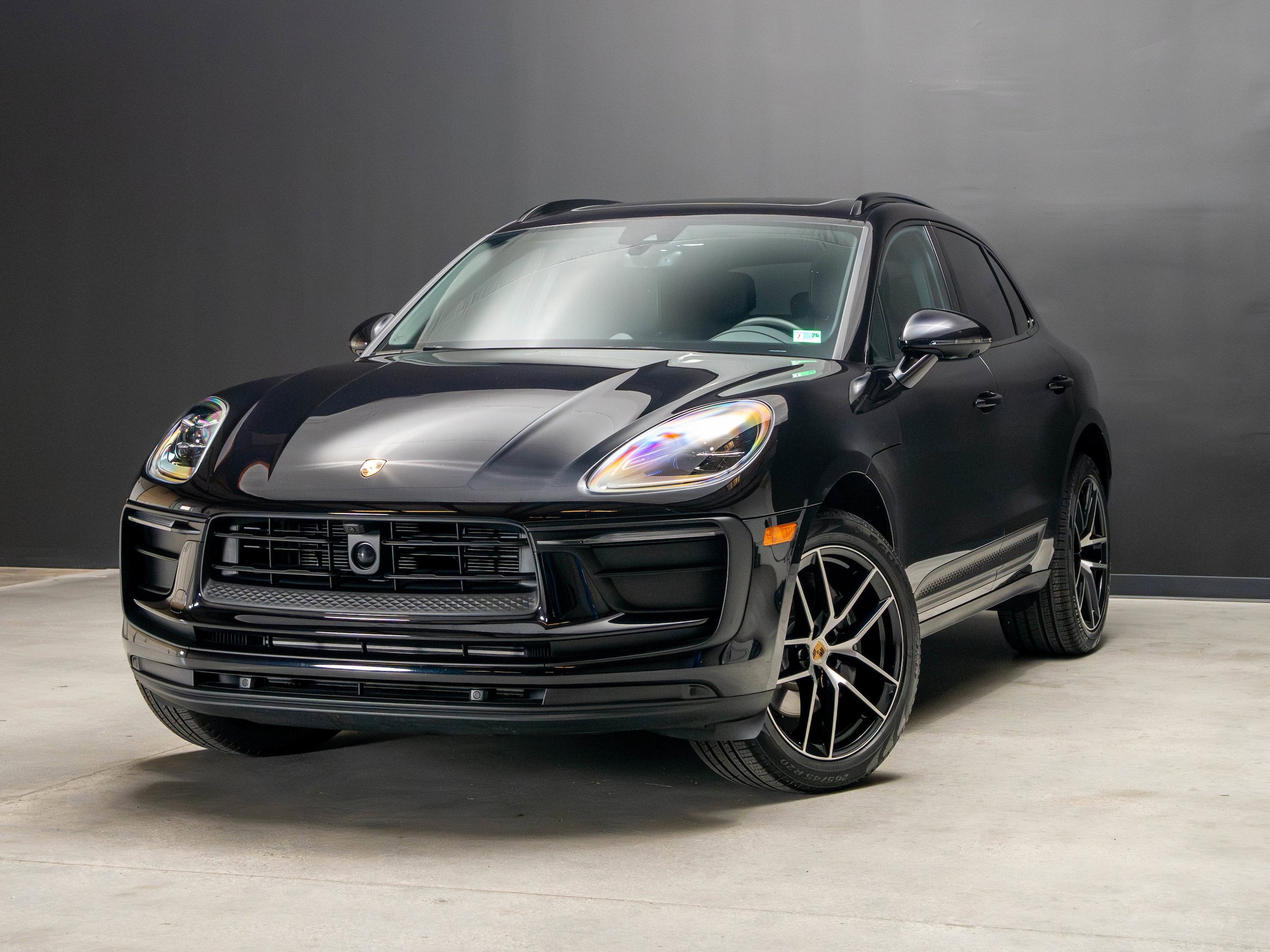 Certified 2025 Porsche Macan AWD/4WD image 1