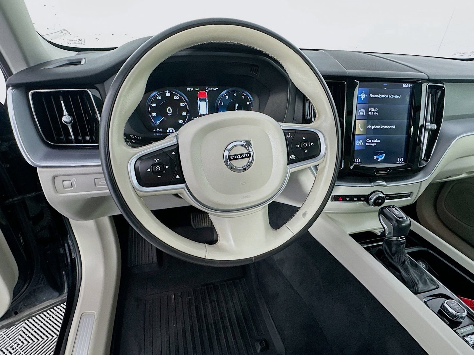 Used 2020 Volvo XC60 T5 Momentum FWD image 11
