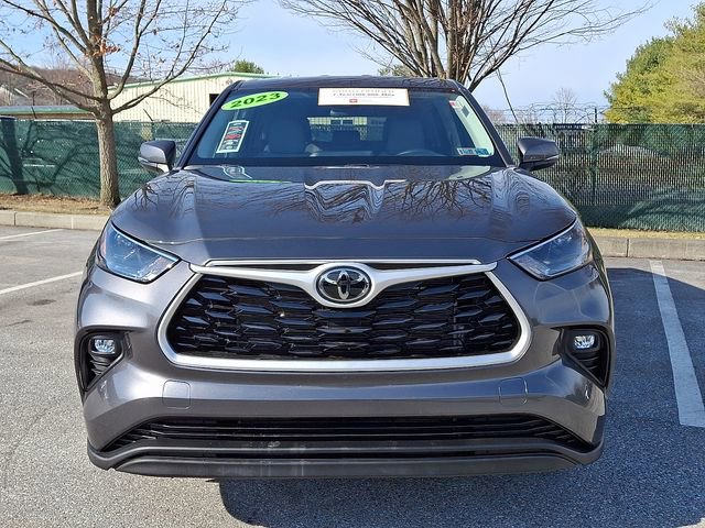 Used 2023 Toyota Highlander LE image 2