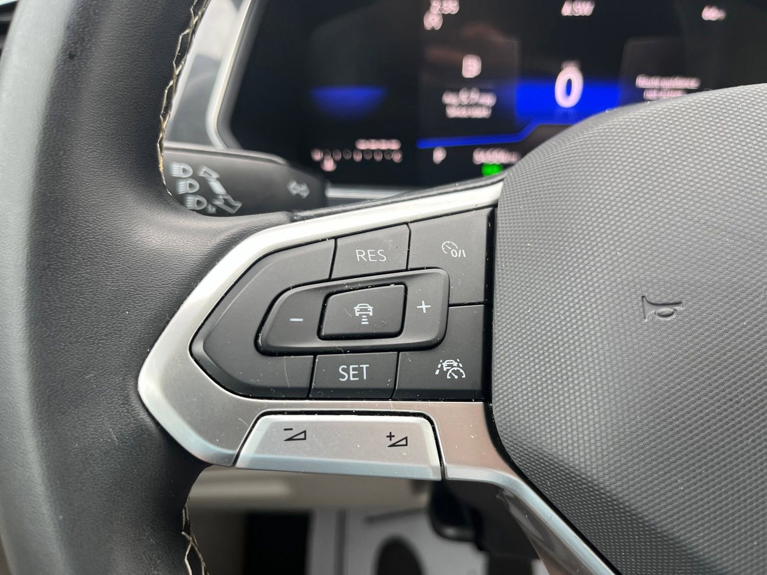 Used 2023 Volkswagen Tiguan SE w/ Panoramic Sunroof Package FWD image 16