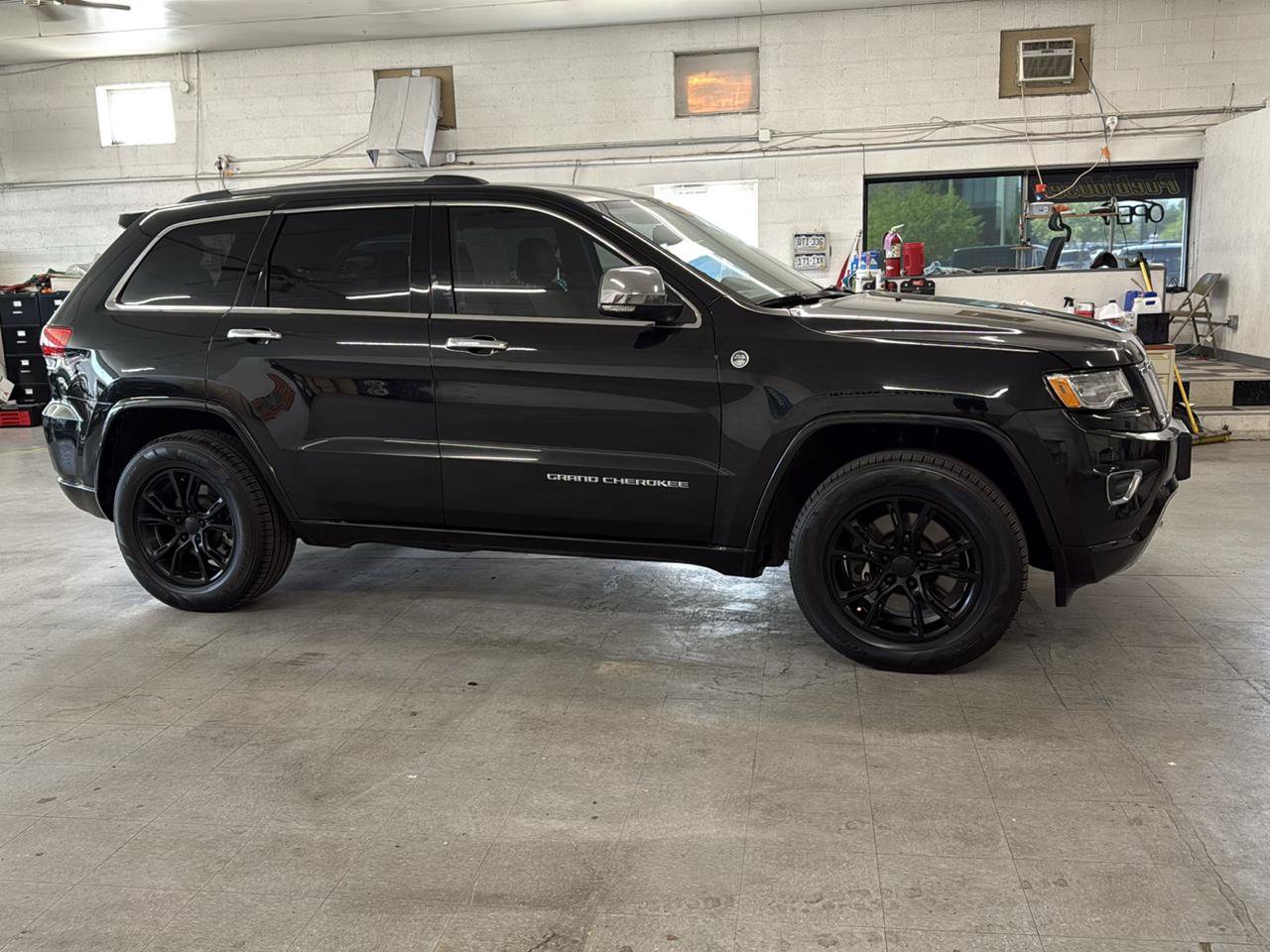 Used 2015 Jeep Grand Cherokee Overland AWD/4WD image 5