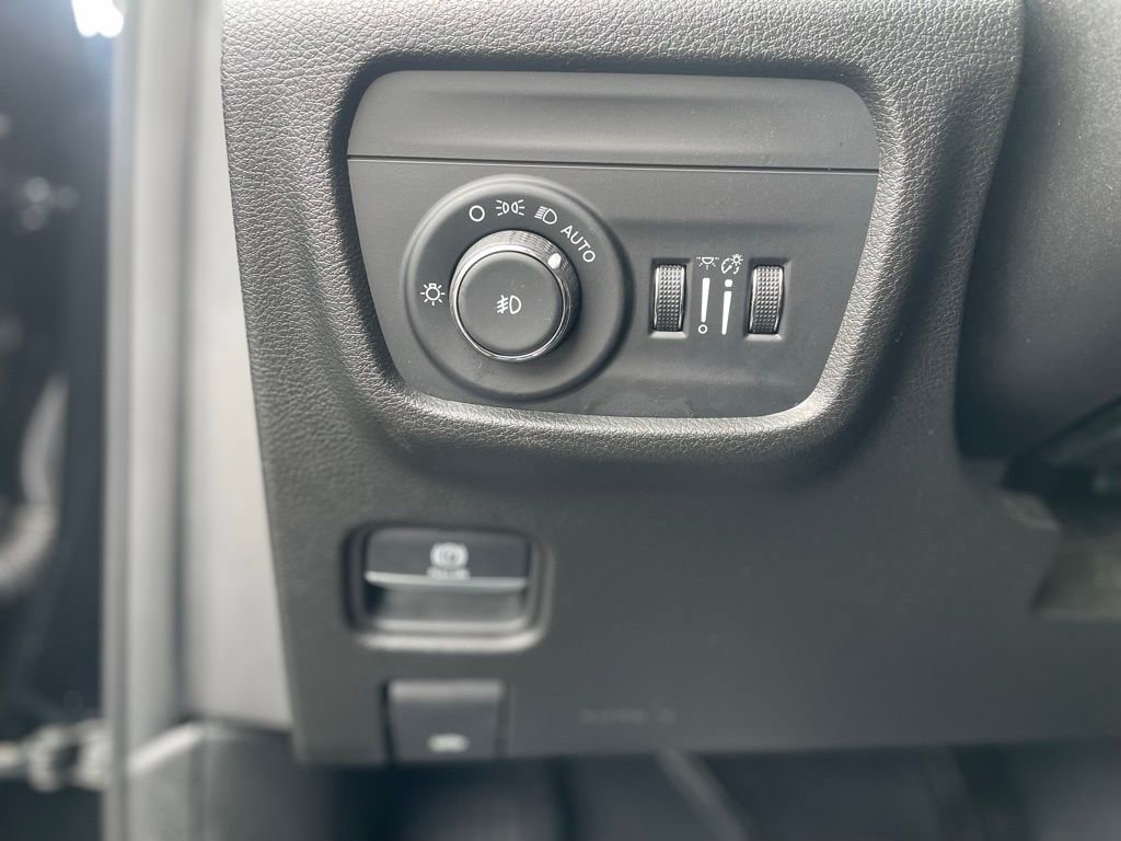 Used 2023 Jeep Grand Cherokee Limited image 16