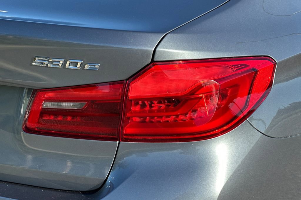 Used 2020 BMW 530e w/ Convenience Package image 32