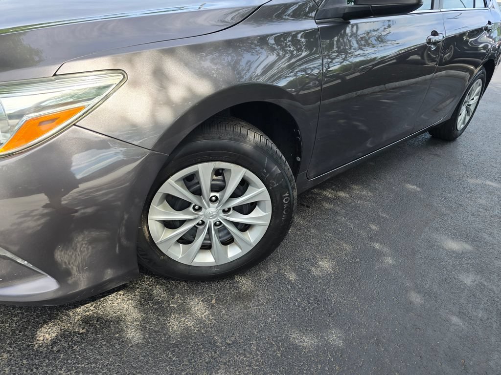 Used 2016 Toyota Camry LE FWD image 2