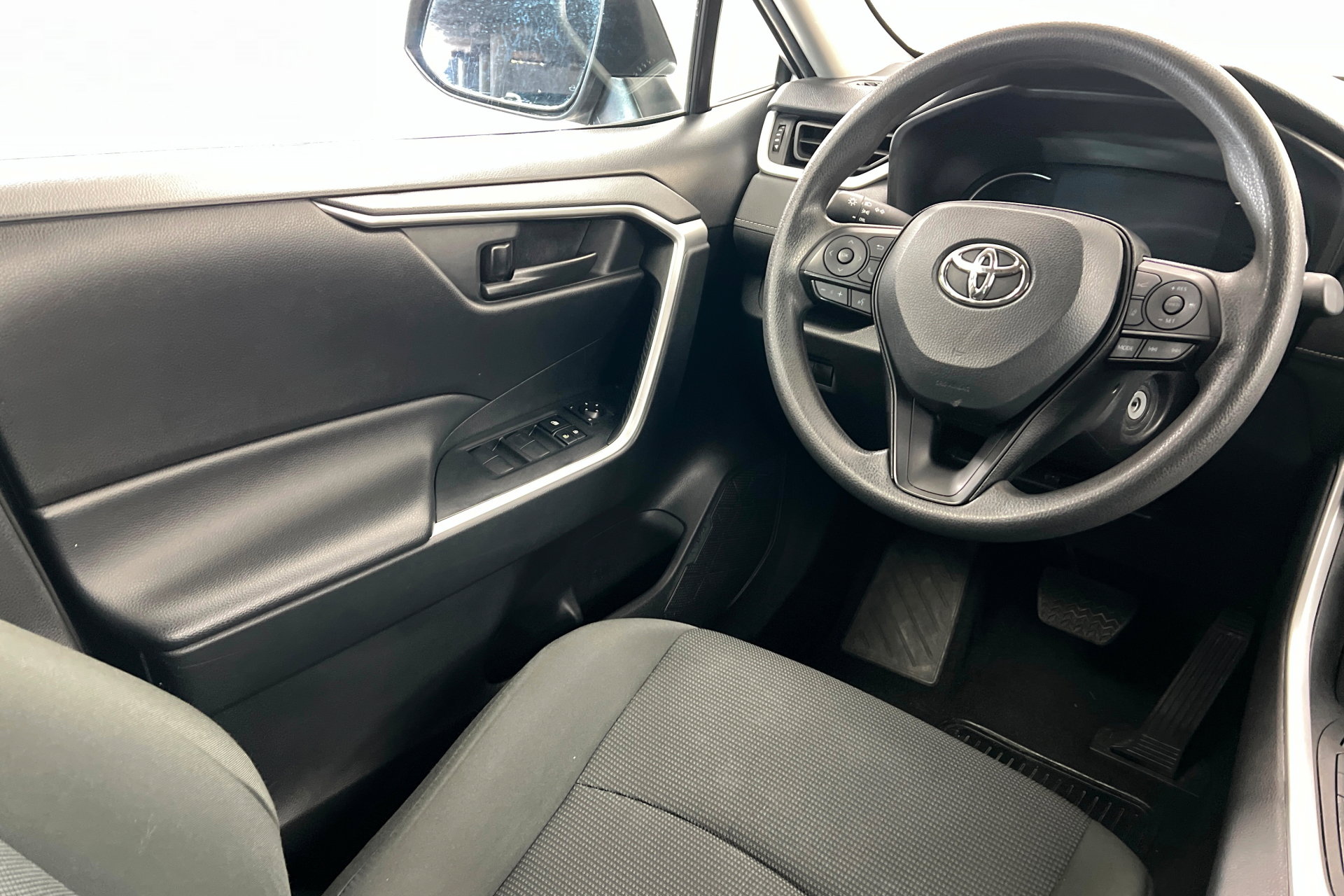 Used 2024 Toyota RAV4 LE image 12