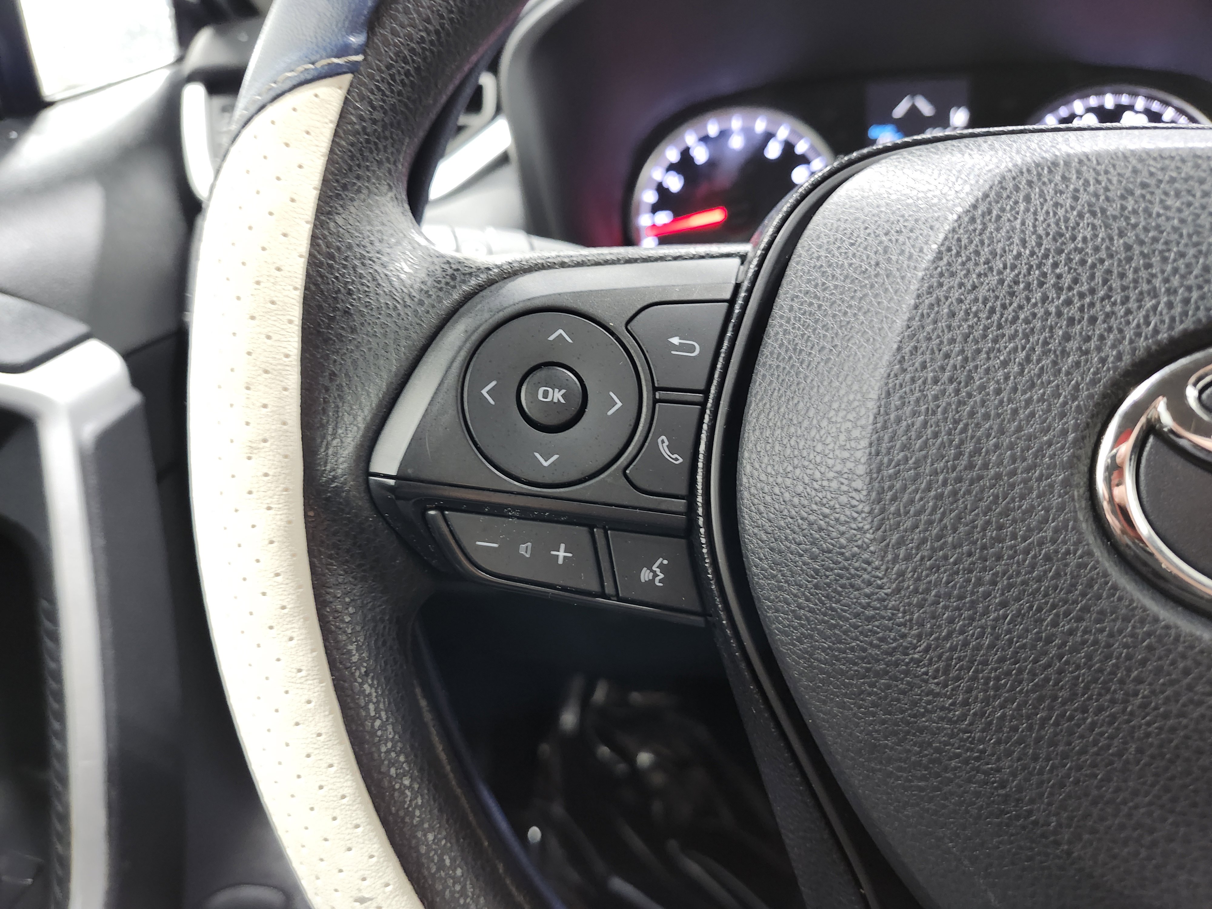 Used 2021 Toyota RAV4 XLE image 35