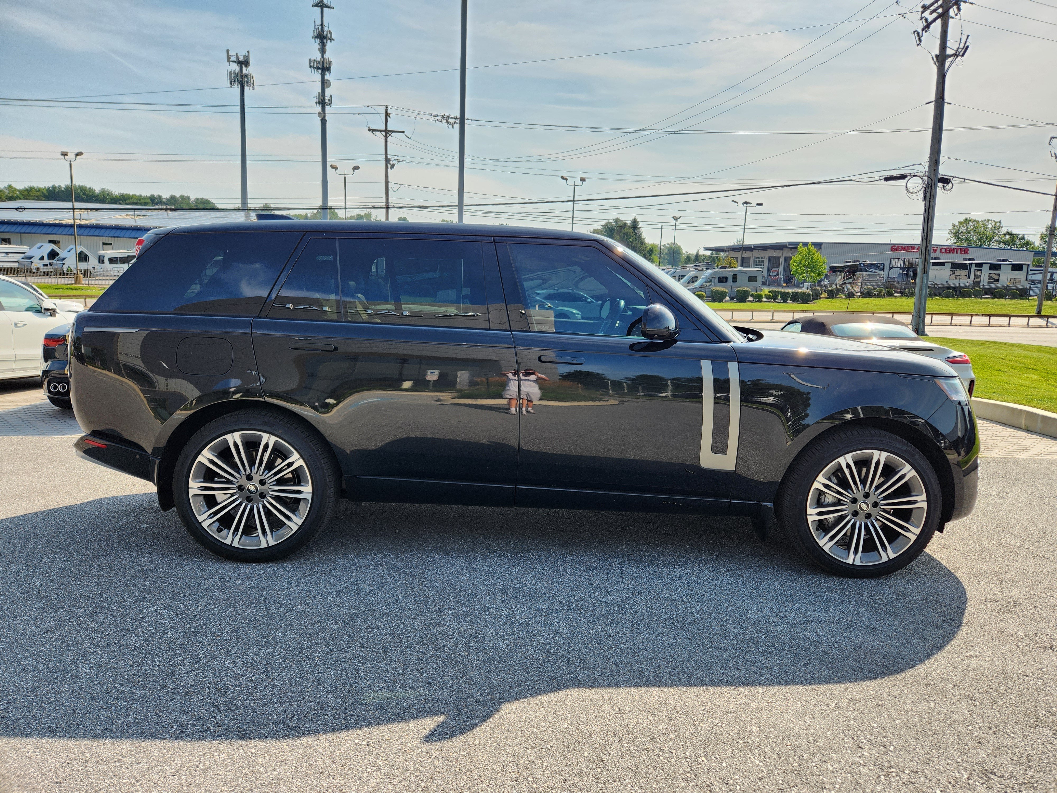 Certified 2025 Land Rover Range Rover Long Wheelbase SE AWD/4WD image 6