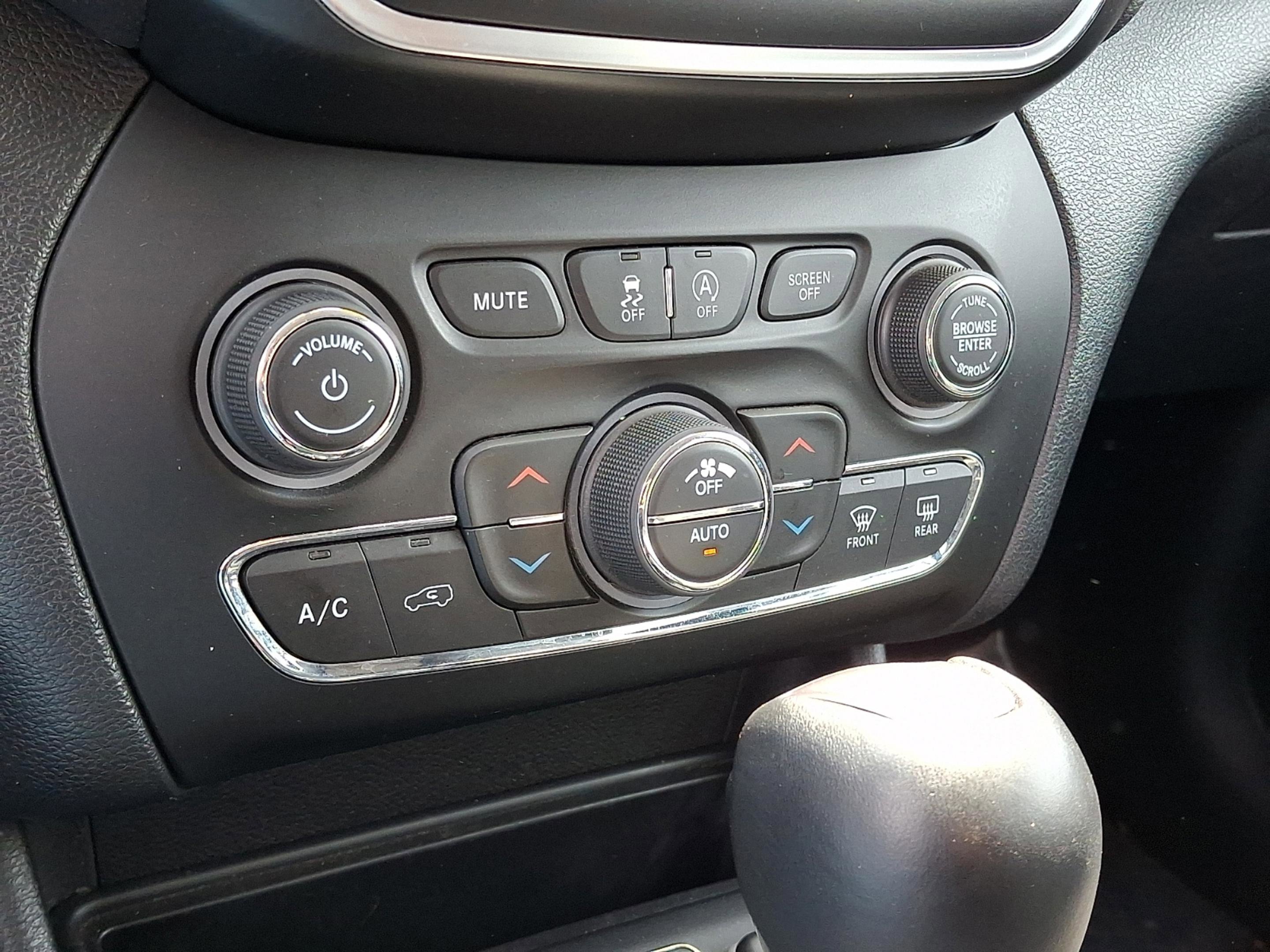 Certified 2020 Jeep Cherokee Latitude Plus w/ Comfort/Convenience Group AWD/4WD image 15