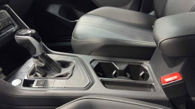 Used 2024 Volkswagen Tiguan SE R-Line image 28