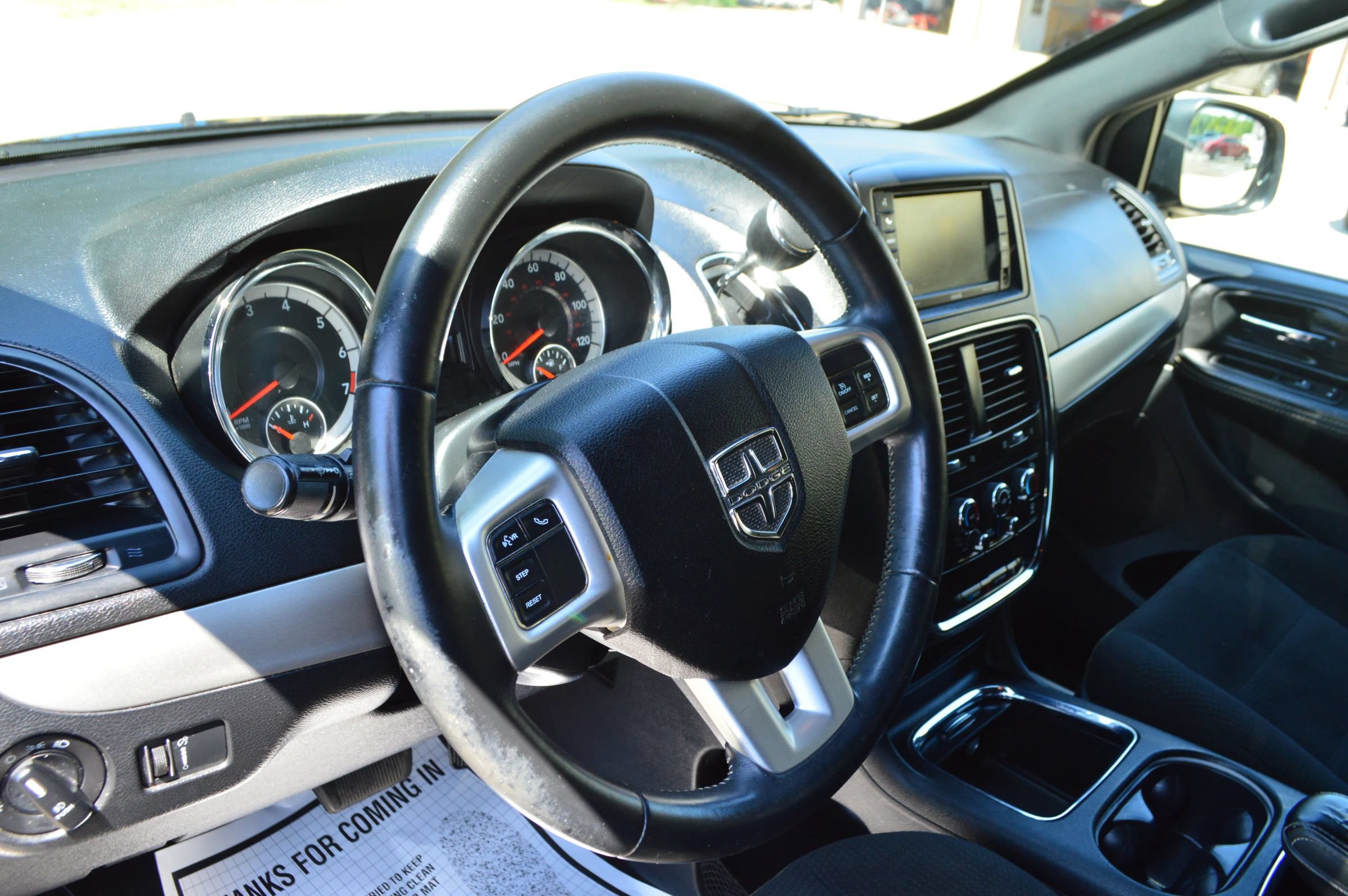 Used 2016 Dodge Grand Caravan SXT w/ UConnect Hands-Free Group FWD image 15
