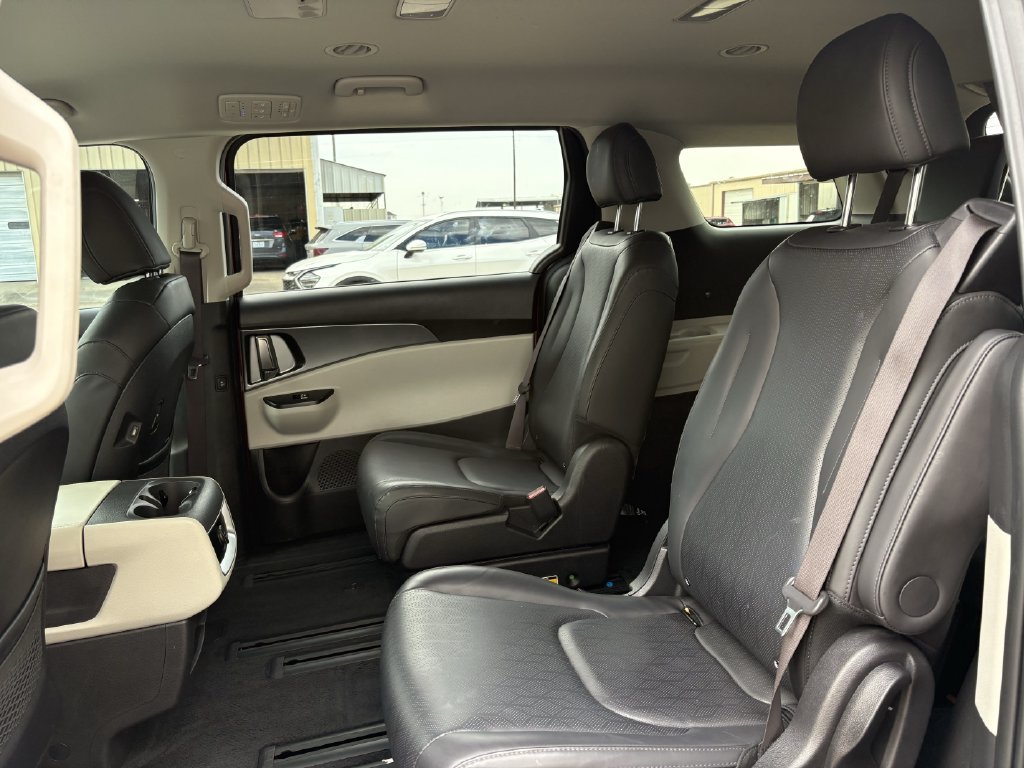Used 2024 Kia Carnival LX FWD image 23