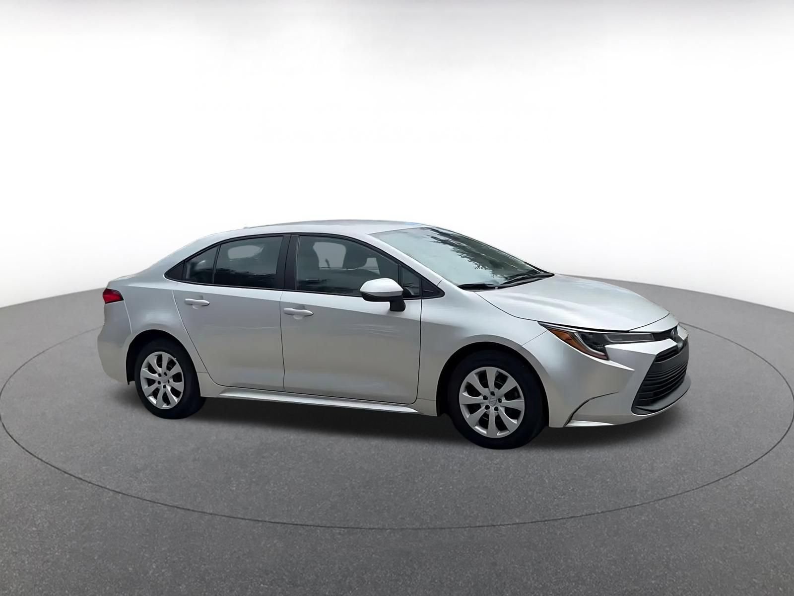 Used 2025 Toyota Corolla LE FWD image 2