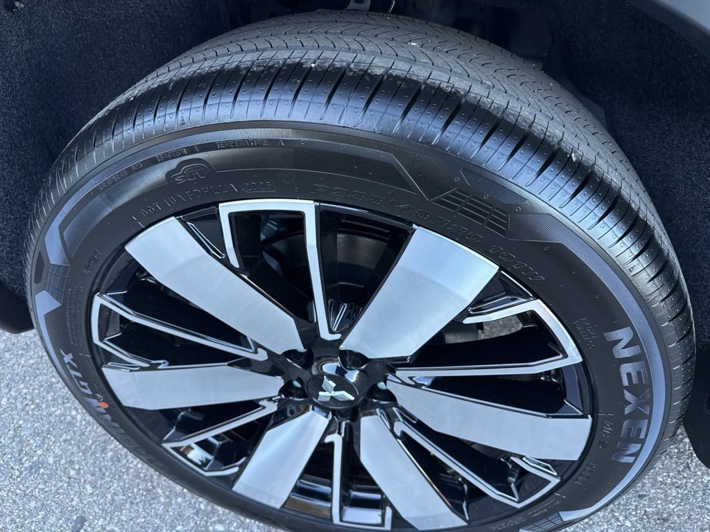 New 2025 Mitsubishi Outlander SE image 11