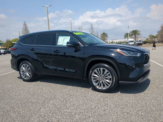 Used 2023 Toyota Highlander Platinum image 2