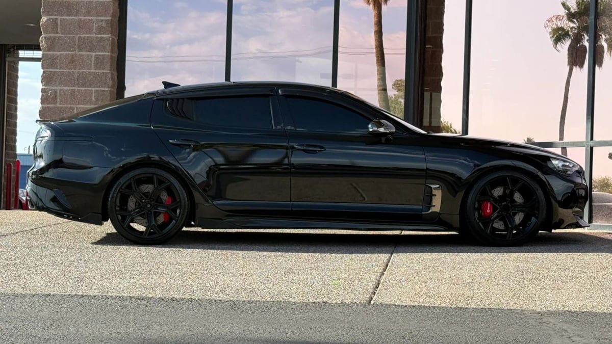 Used 2020 Kia Stinger GT1 RWD image 15
