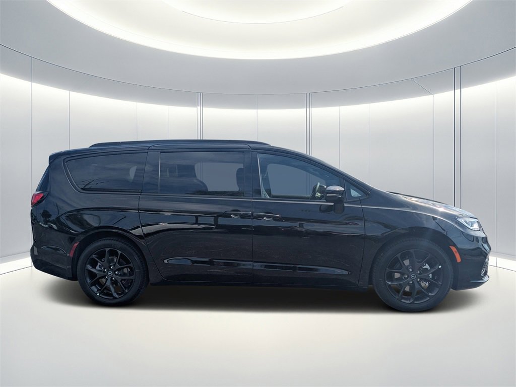 New 2026 Chrysler Pacifica Limited image 3
