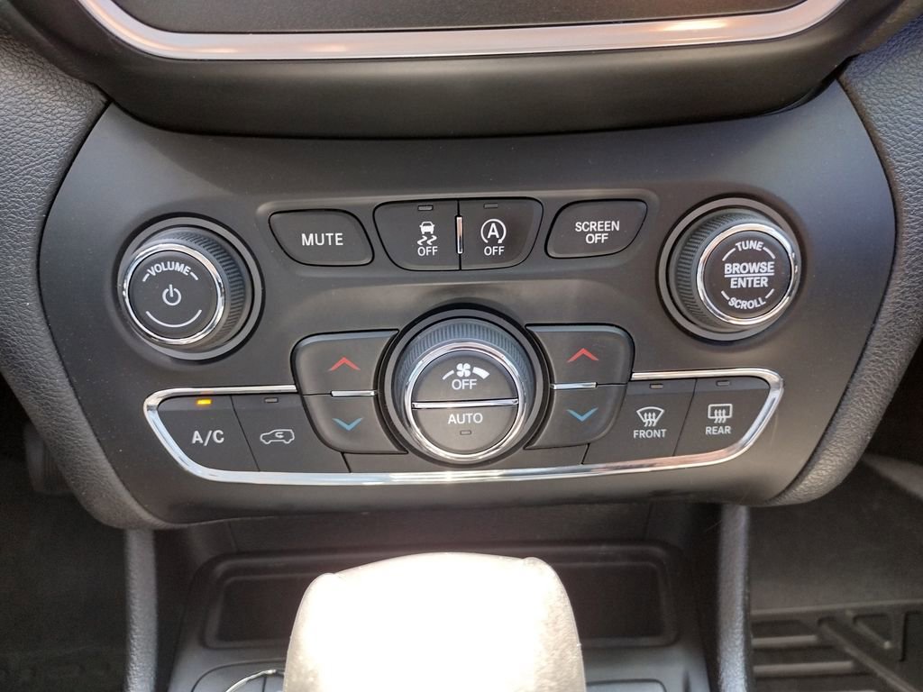 Used 2021 Jeep Cherokee Trailhawk AWD/4WD image 22