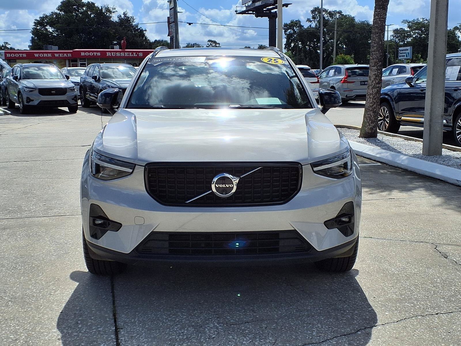 Certified 2025 Volvo XC40 B5 Ultra AWD/4WD image 2