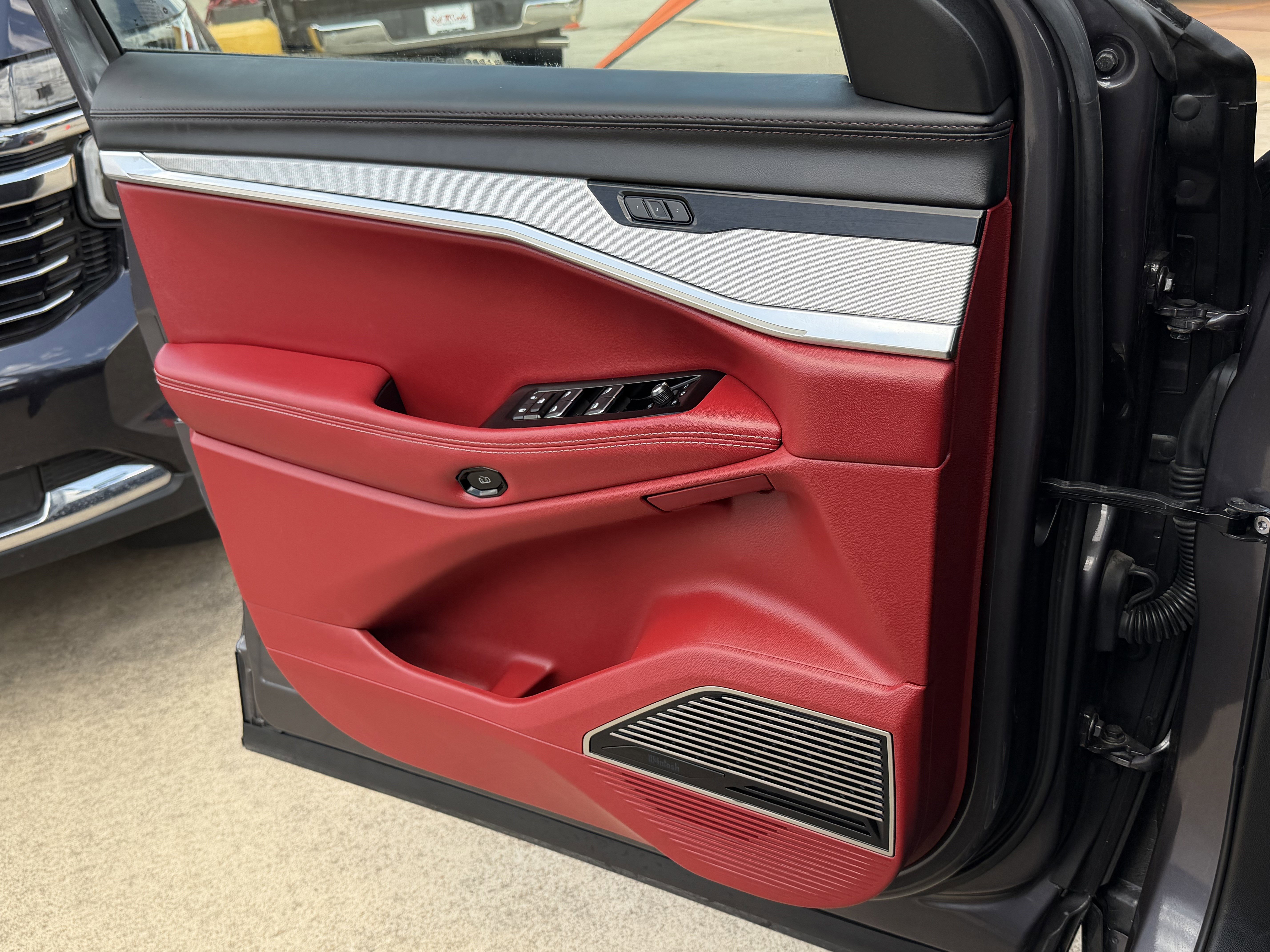Used 2024 Jeep Wagoneer Launch Edition AWD/4WD image 25