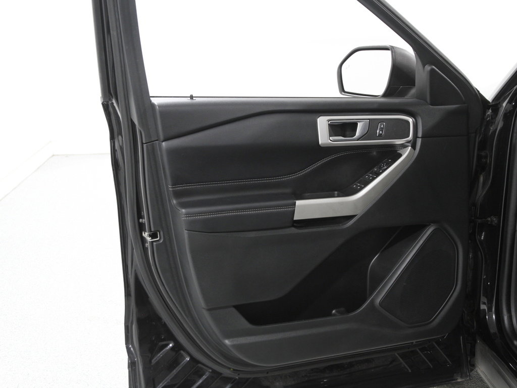 Certified 2022 Ford Explorer XLT w/ Equipment Group 202A image 5