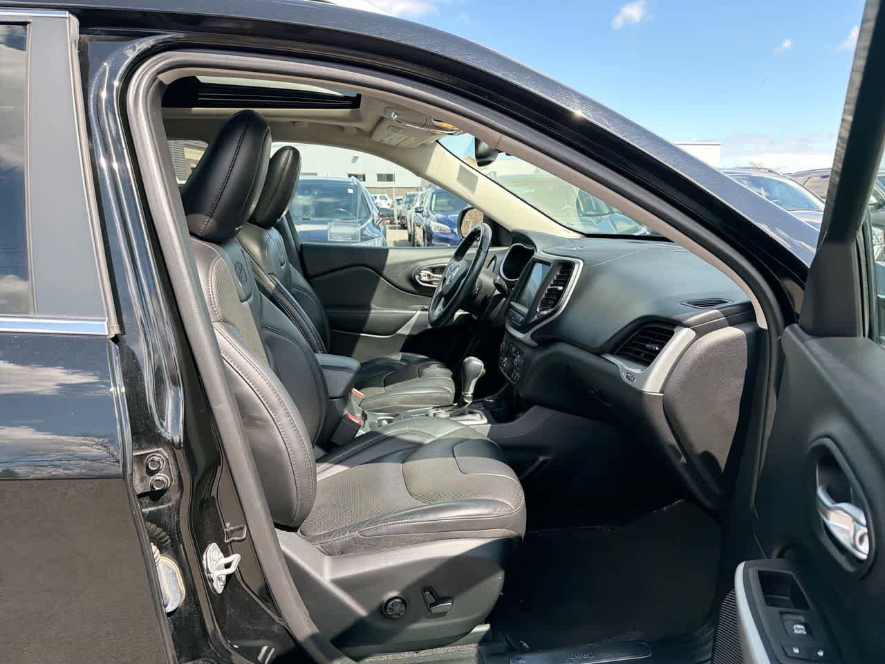 Used 2017 Jeep Cherokee Overland w/ Technology Group image 27