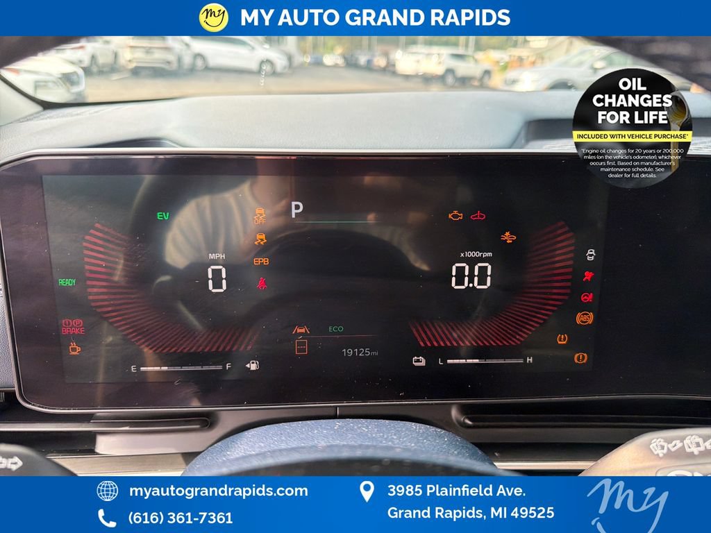 Used 2025 Kia Carnival EX FWD image 17