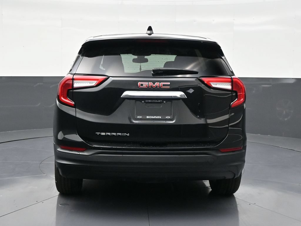 Used 2024 GMC Terrain SLE w/ Driver Convenience Package FWD image 4