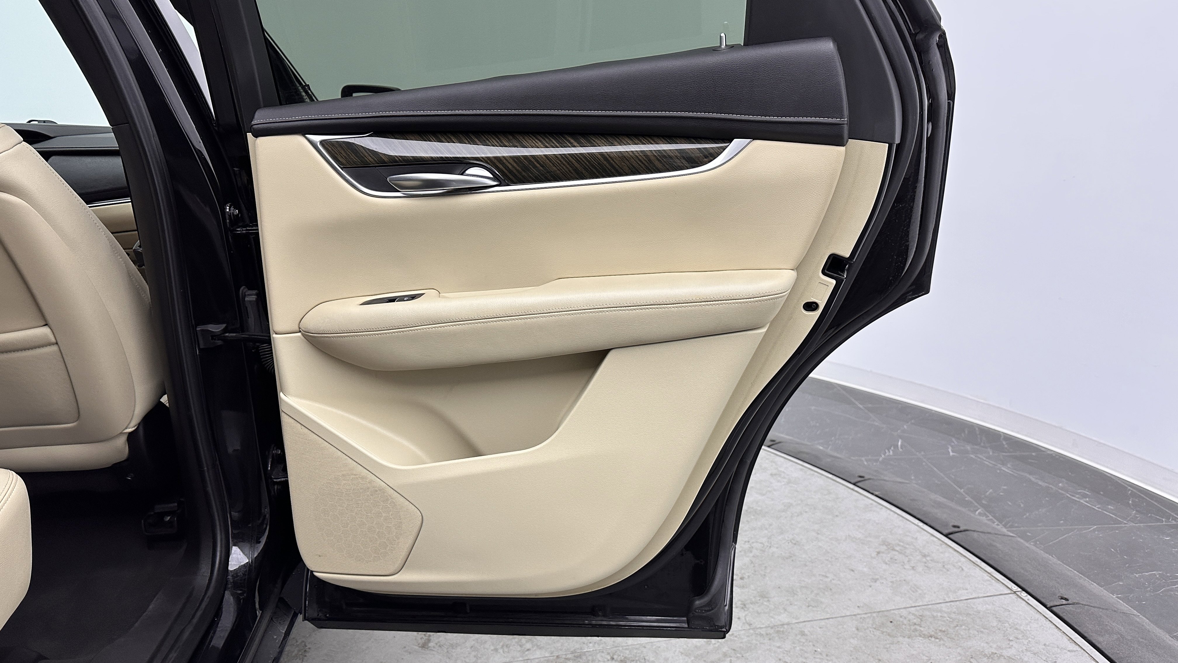 Used 2019 Cadillac XT5 FWD image 31