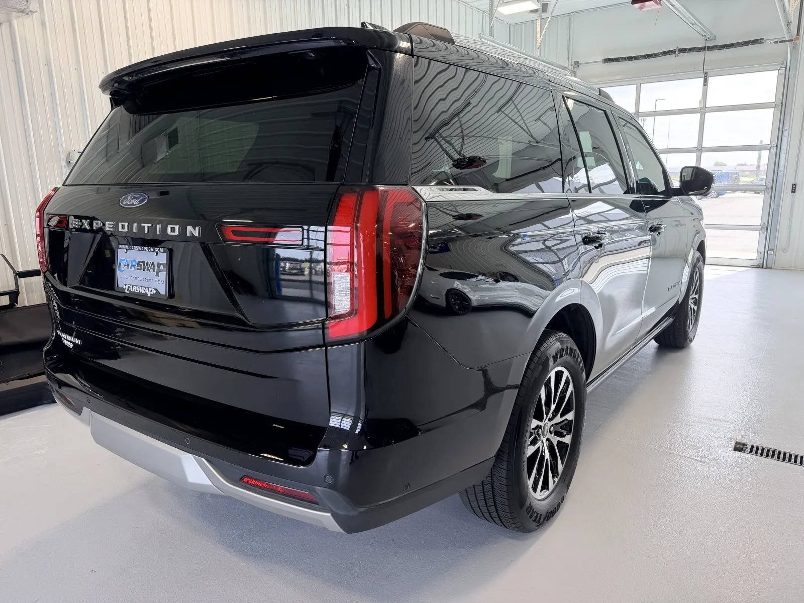 Used 2025 Ford Expedition Platinum AWD/4WD image 3
