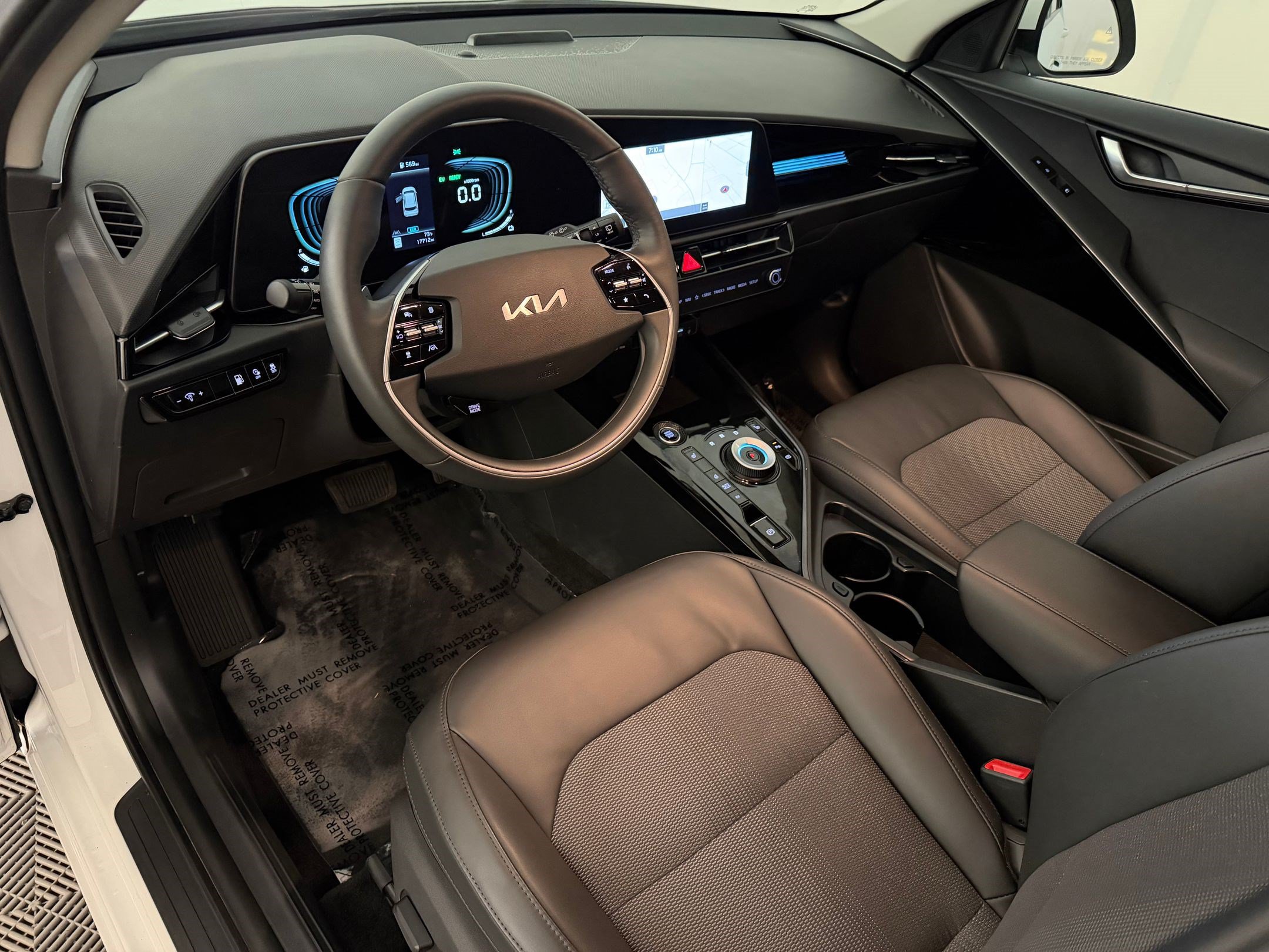 Used 2024 Kia Niro EX w/ EX Cold Weather Package FWD image 4